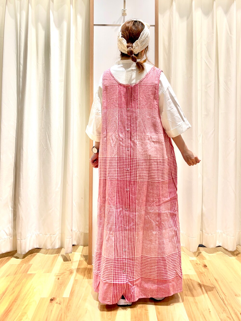 「夏コーデ、サマンサ モスモス(Samansa Mos2)、SM2、ガーリーコーデ、ナチュラル、ノースリーブワンピース、チェック、ピンク、ブラウス、ダブルボタン、スポーツサンダル、低身長、おしゃれさんと繋がりたい」｜「Samansa Mos2のコットンリネン前後2WAYノースリーブワンピース（ワンピース、ピンク系）」を使った、えりさん（レディース・150cm）の夏コーディネートの2枚目の写真