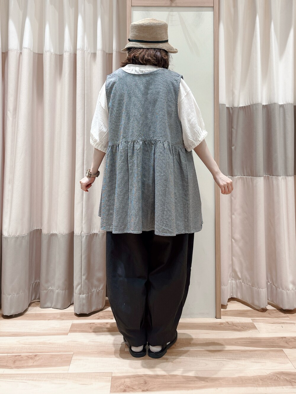 グレー系のベスト、ホワイト系のTシャツ/カットソー、グレー系のその他パンツを着用したレディースの夏コーディネートの2枚目の写真