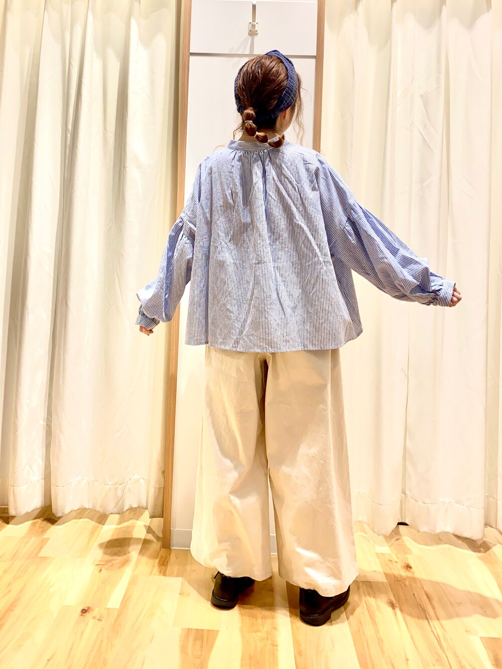 ブルー系のシャツ/ブラウス、ホワイト系のミリタリージャケット、ホワイト系のその他パンツを着用したレディースの春コーディネートの4枚目の写真