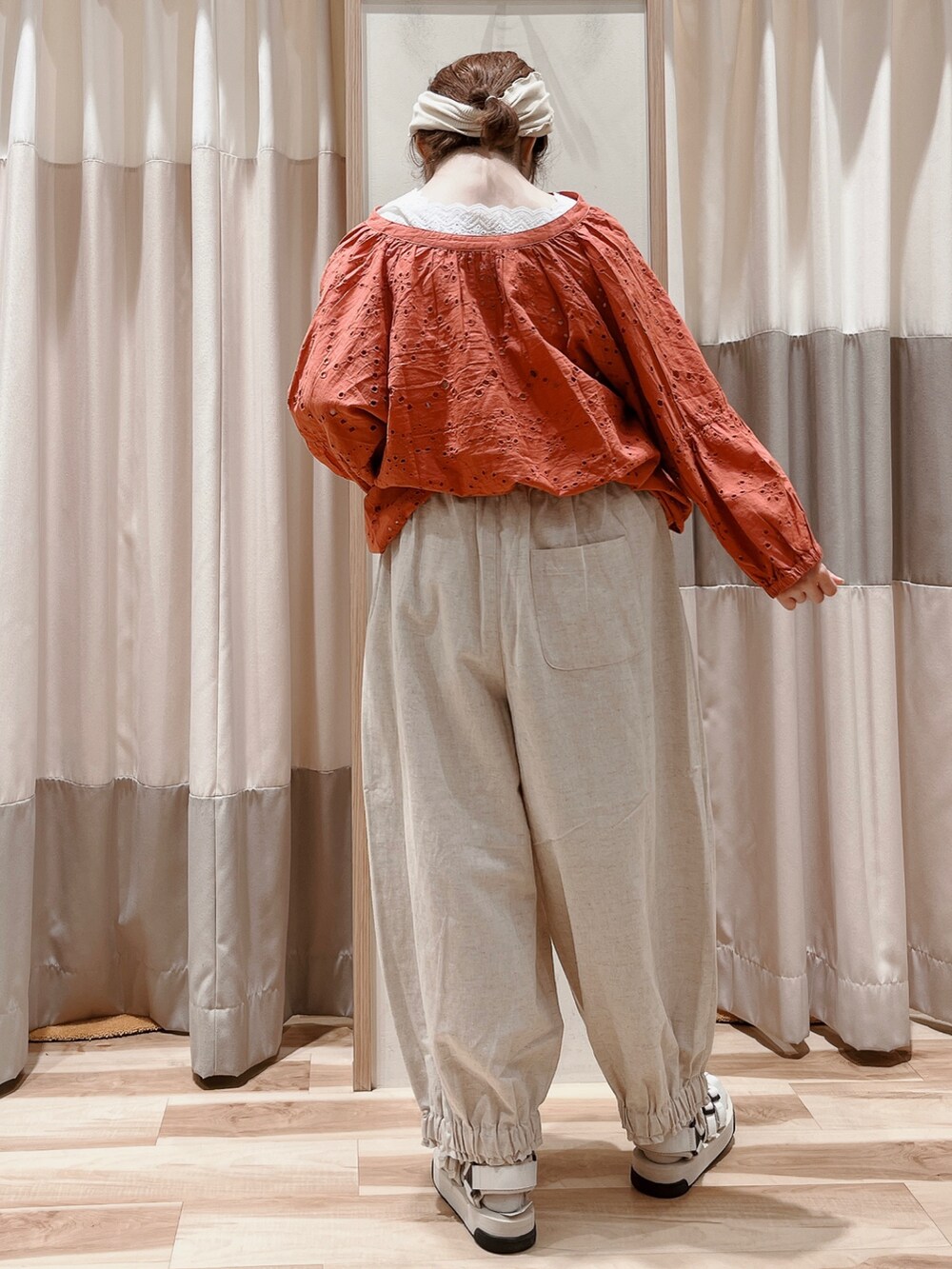 レッド系のシャツ/ブラウス、ベージュ系のタンクトップ、ホワイト系のその他パンツを着用したレディースの夏コーディネートの2枚目の写真