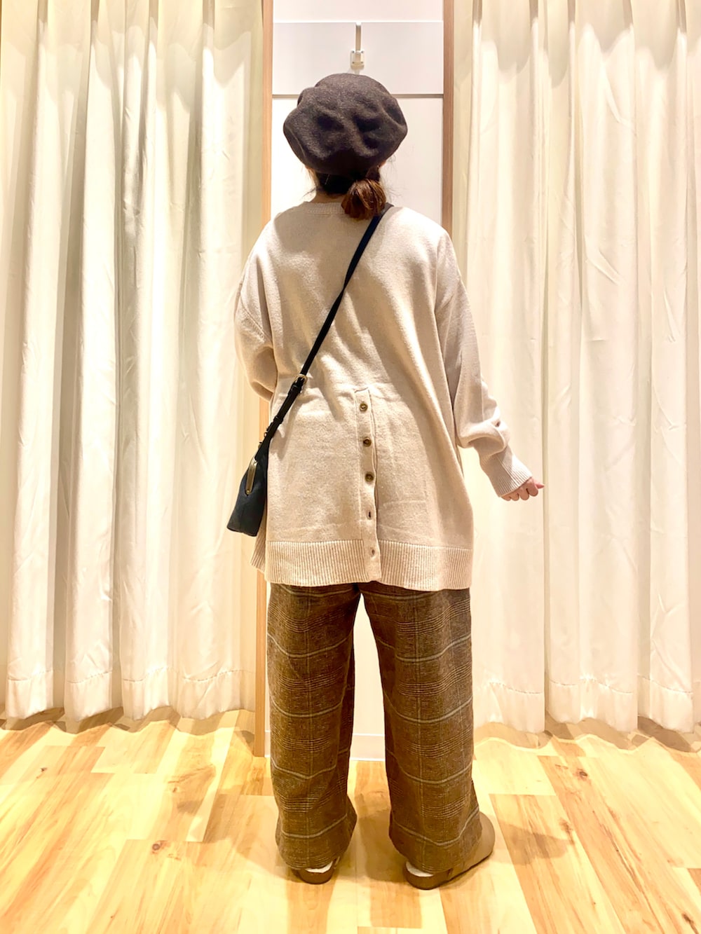 ホワイト系のニット/セーター、グレー系のその他パンツ、グレー系のショルダーバッグを着用したレディースの冬コーディネートの2枚目の写真