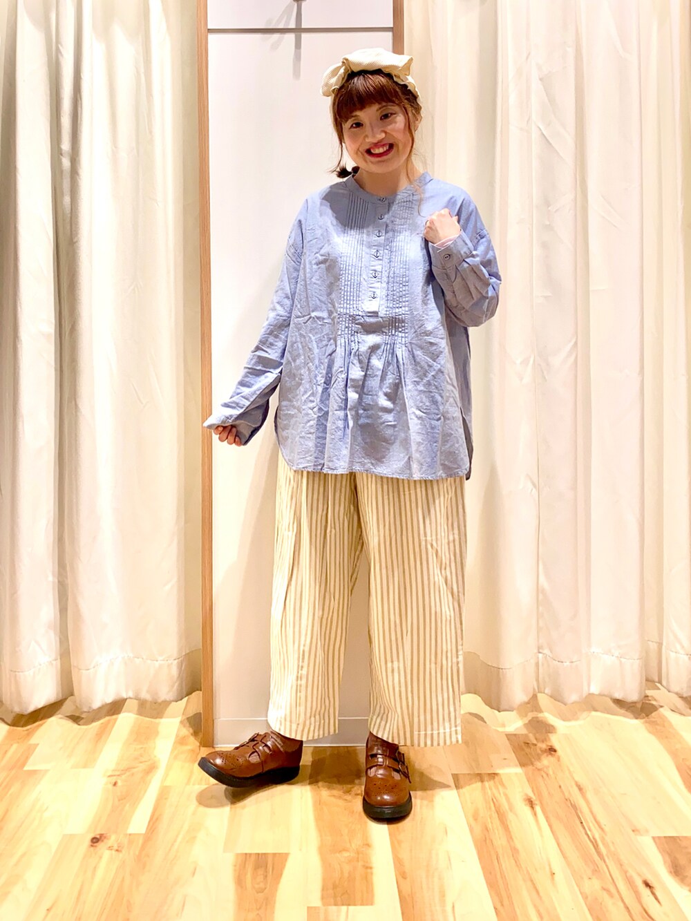 ブルー系のシャツ/ブラウス、ホワイト系のその他アウター、イエロー系のその他パンツを着用したレディースの春コーディネートの3枚目の写真