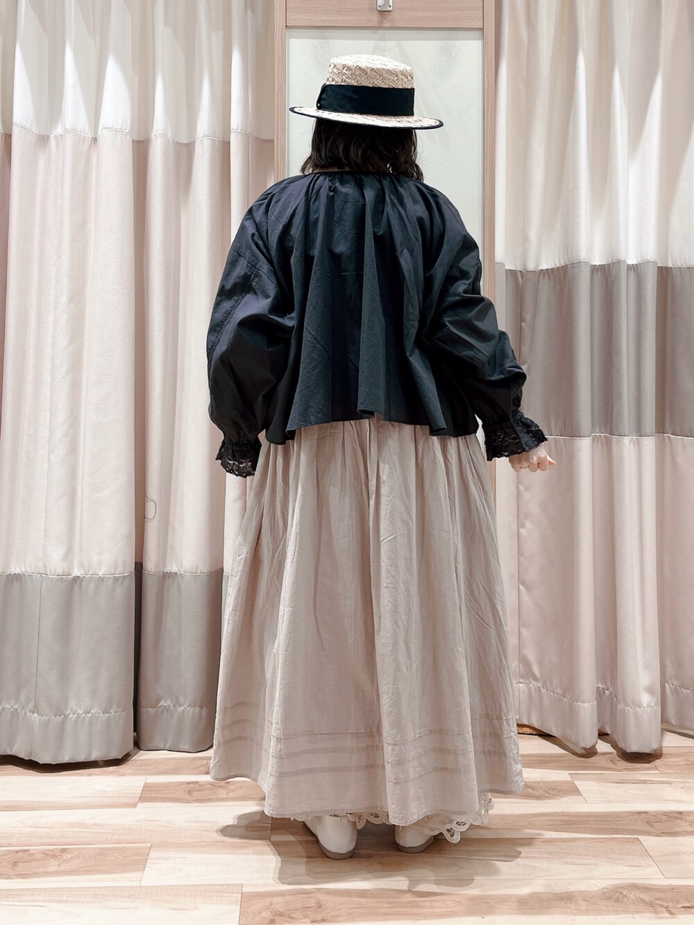 ブラック系のシャツ/ブラウス、ベージュ系のワンピース、ベージュ系のその他パンツを着用したレディースの春コーディネートの2枚目の写真