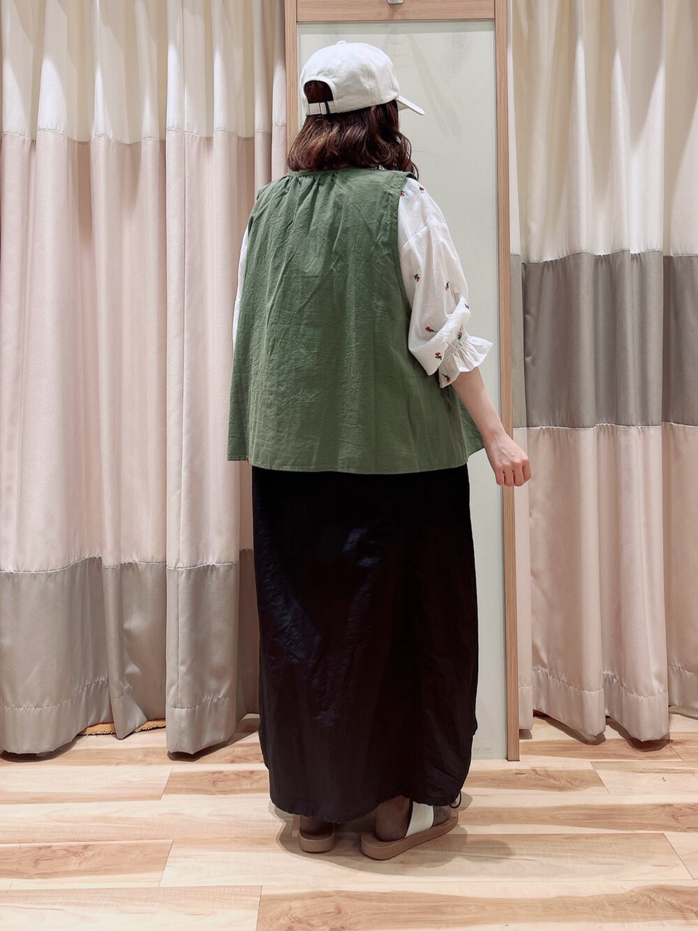 ホワイト系のシャツ/ブラウス、グリーン系のベスト、ブラック系のワンピース/ドレスを着用したレディースの夏コーディネートの2枚目の写真