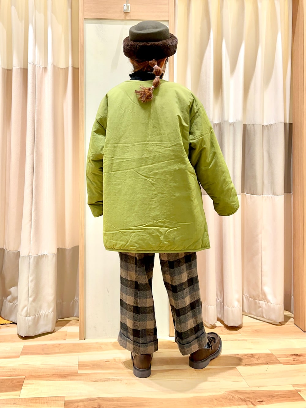 ブラウン系のシャツ/ブラウス、グリーン系のブルゾン、グリーン系のその他パンツを着用したレディースの冬コーディネートの2枚目の写真