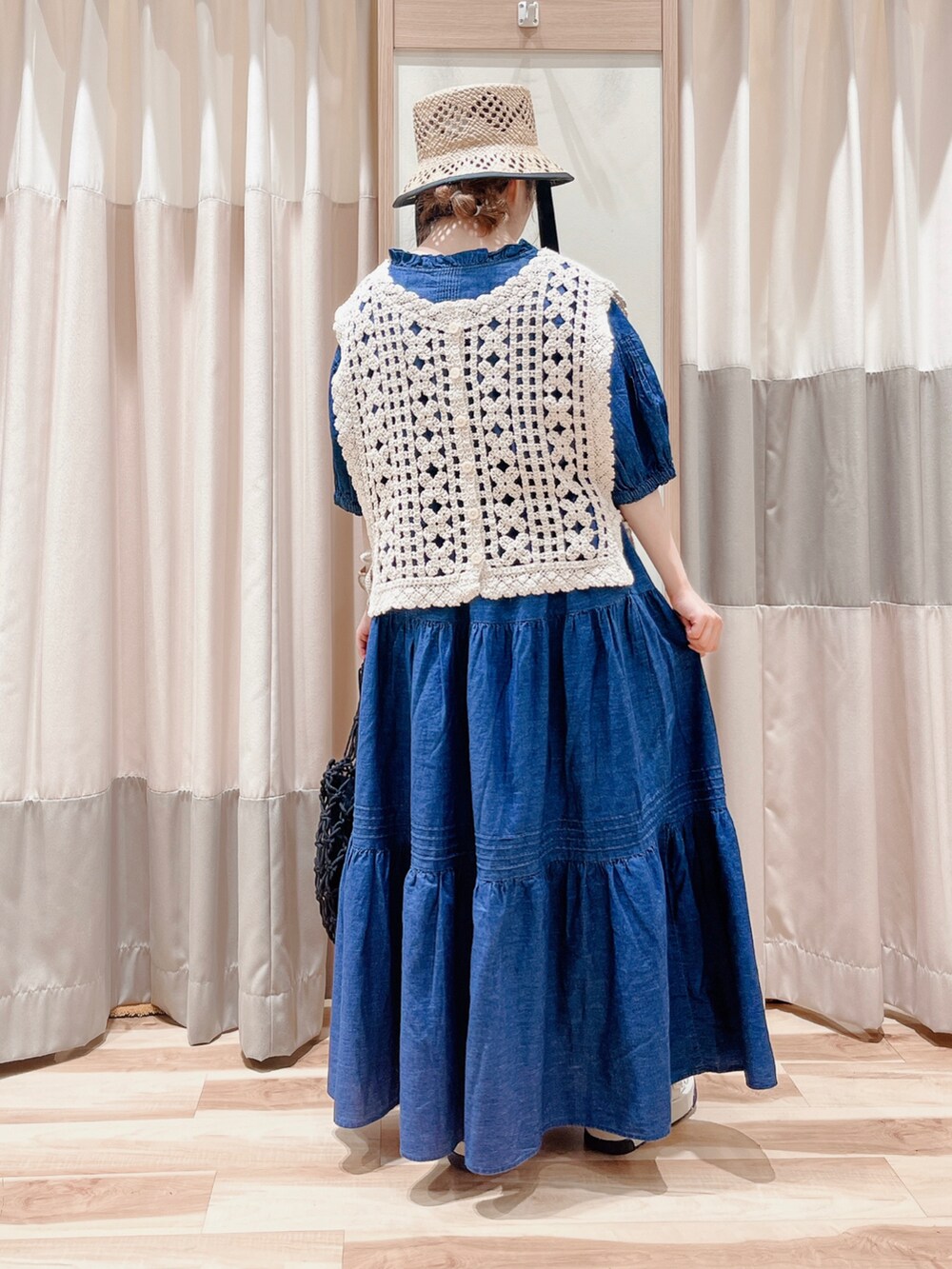 ホワイト系のベスト、ブルー系のシャツ/ブラウス、ブルー系のスカートを着用したレディースの夏コーディネートの3枚目の写真