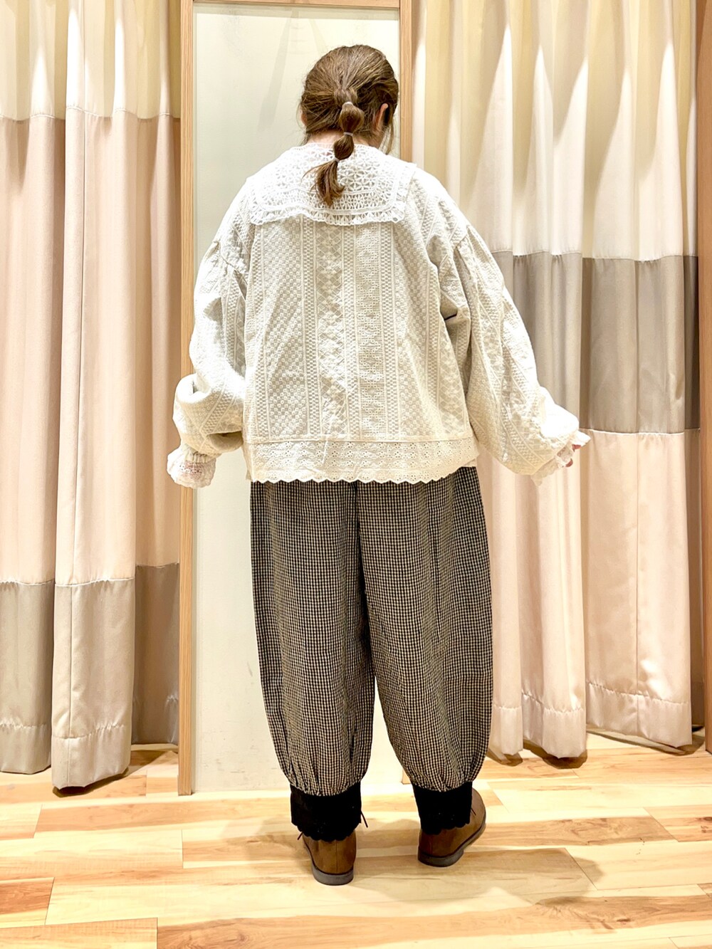 ベージュ系のジャケット/アウター、ホワイト系のシャツ/ブラウス、グレー系のパンツを着用したレディースの冬コーディネートの4枚目の写真