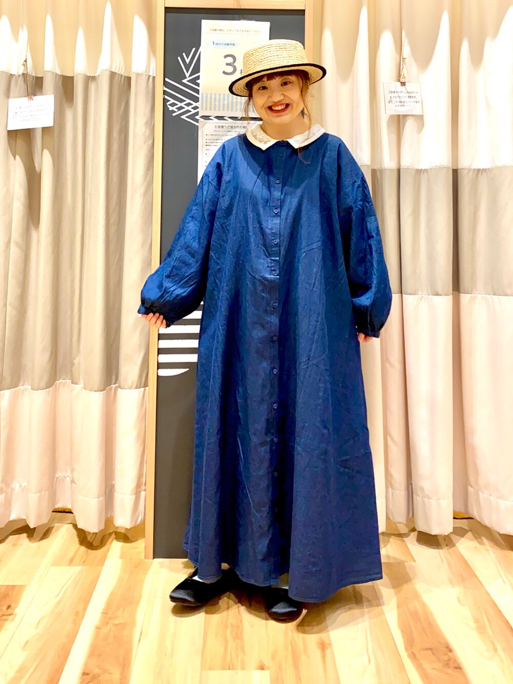 ブルー系のワンピース、ホワイト系のTシャツ/カットソー、イエロー系のショルダーバッグを着用したレディースの春コーディネートの3枚目の写真