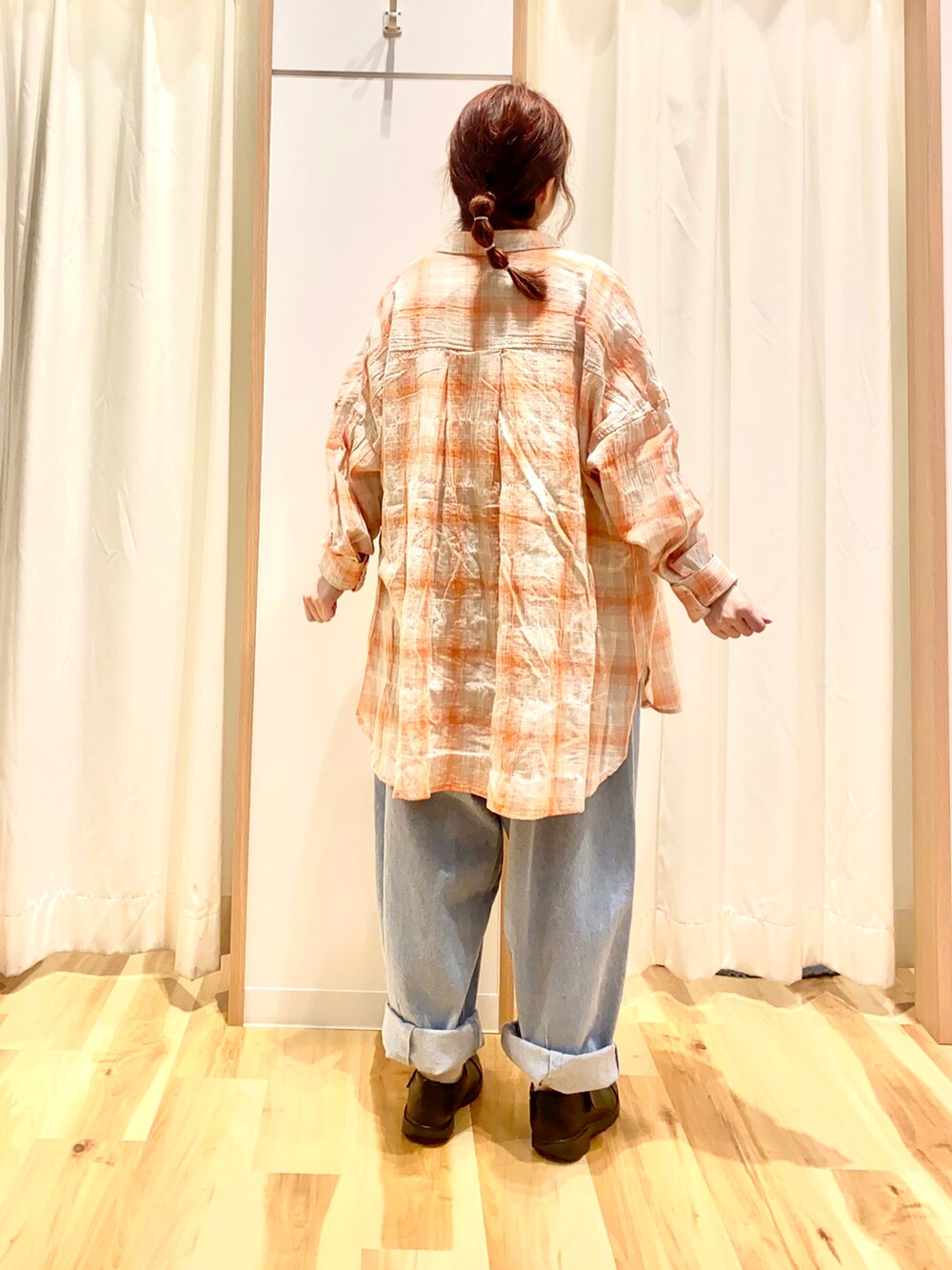 ホワイト系のTシャツ/カットソー、オレンジ系のシャツ/ブラウス、ブルー系のデニムパンツを着用したレディースの春コーディネートの2枚目の写真