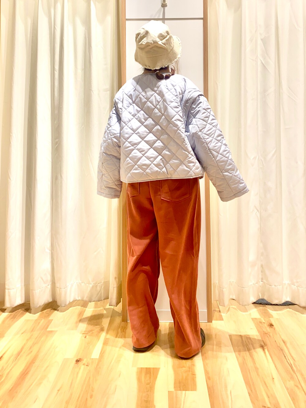 ホワイト系のTシャツ/カットソー、グレー系のノーカラージャケット、レッド系のその他パンツを着用したレディースの冬コーディネートの3枚目の写真