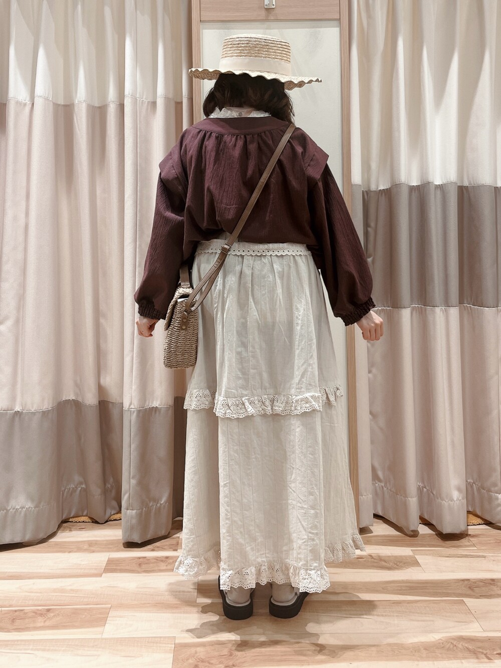 ブラウン系のシャツ/ブラウス、ホワイト系のTシャツ/カットソー、ベージュ系のスカートを着用したレディースの夏コーディネートの2枚目の写真