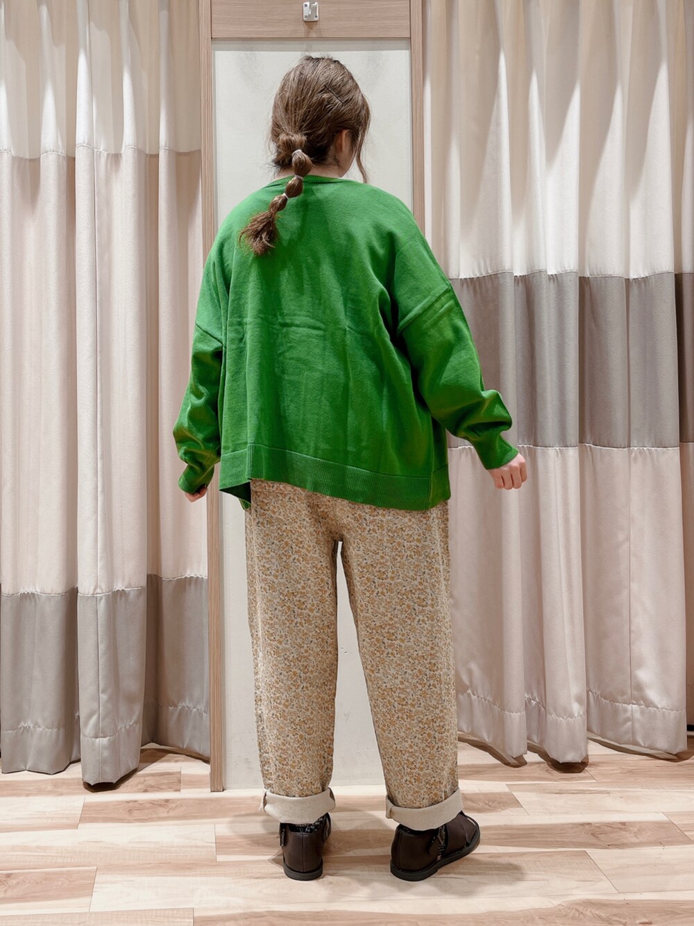 グリーン系のカーディガン/ボレロ、ホワイト系のTシャツ/カットソー、イエロー系のその他パンツを着用したレディースの春コーディネートの2枚目の写真