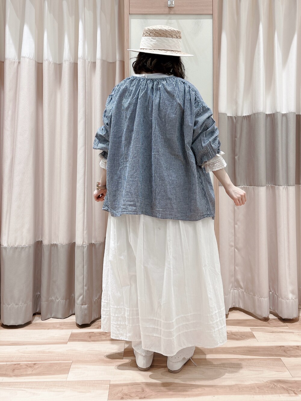 ブルー系のシャツ/ブラウス、ホワイト系のワンピース、ホワイト系のその他パンツを着用したレディースの春コーディネートの2枚目の写真