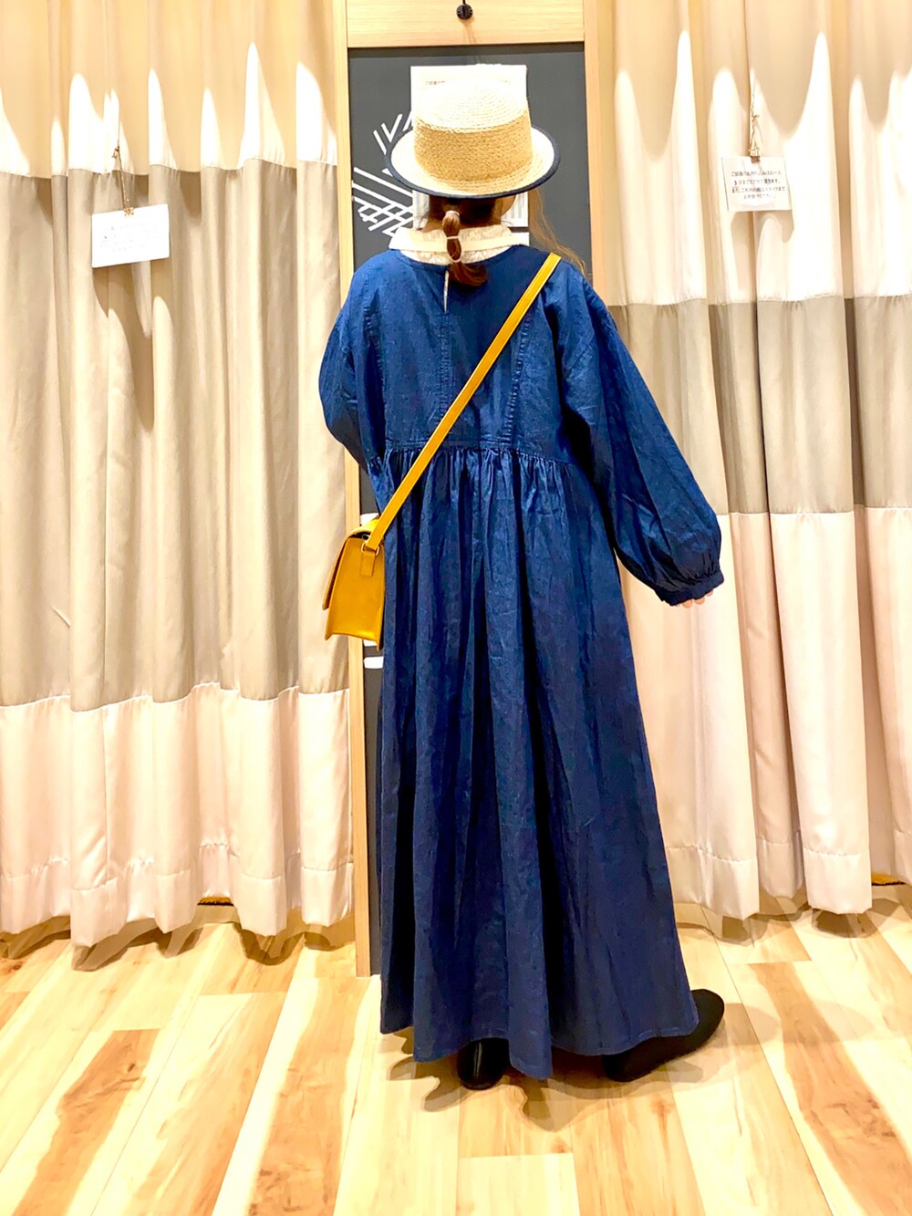 ブルー系のワンピース、ホワイト系のTシャツ/カットソー、イエロー系のショルダーバッグを着用したレディースの春コーディネートの2枚目の写真