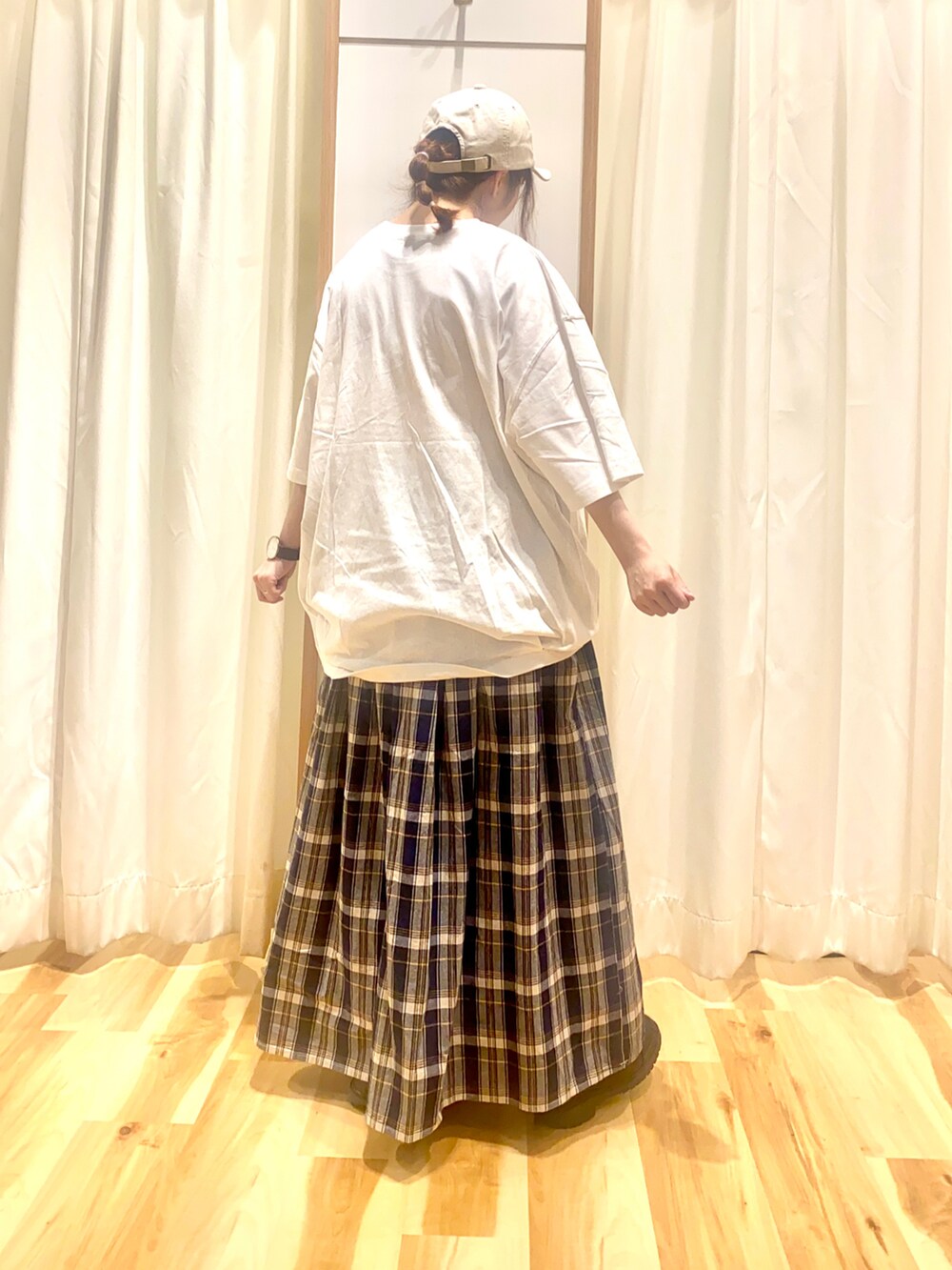 ホワイト系のTシャツ/カットソー、ブルー系のシャツ/ブラウス、ブルー系のスカートを着用したレディースの春コーディネートの4枚目の写真