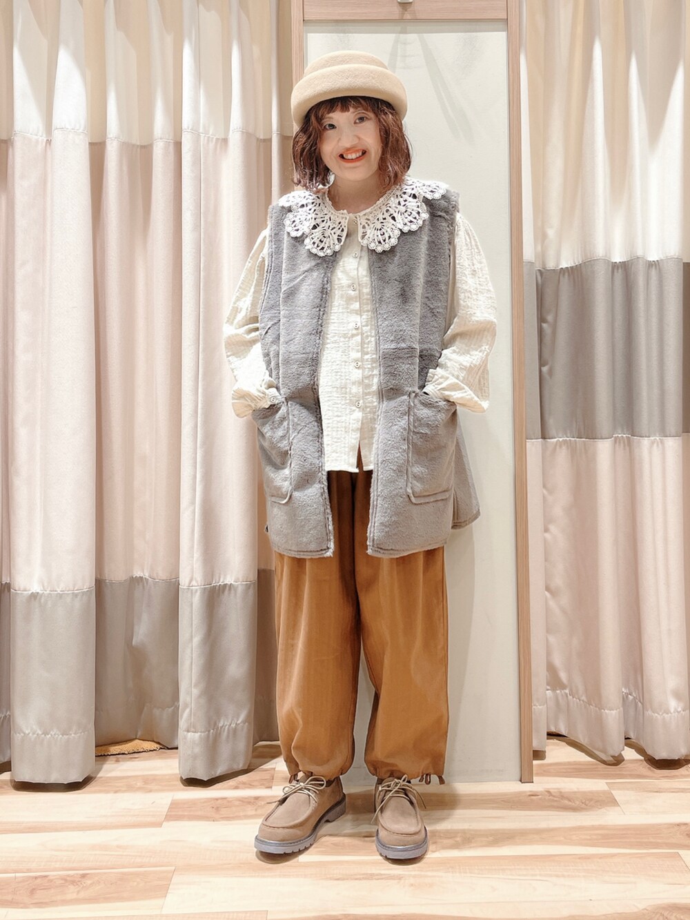 グレー系のベスト、ベージュ系のシャツ/ブラウス、ブラウン系のその他パンツを着用したレディースの秋コーディネートの3枚目の写真