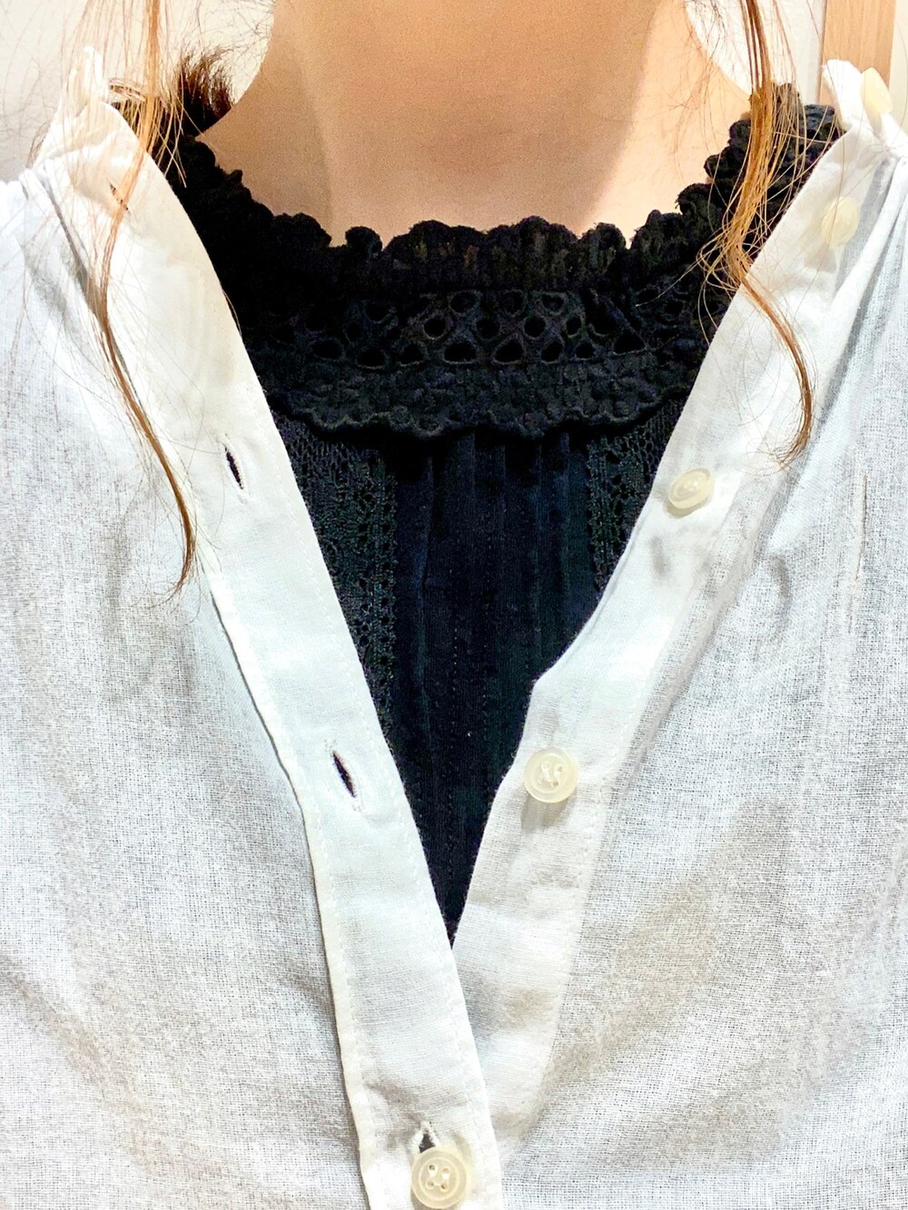 ホワイト系のシャツ/ブラウス、ブラック系のTシャツ/カットソー、ベージュ系のその他パンツを着用したレディースの夏コーディネートの3枚目の写真