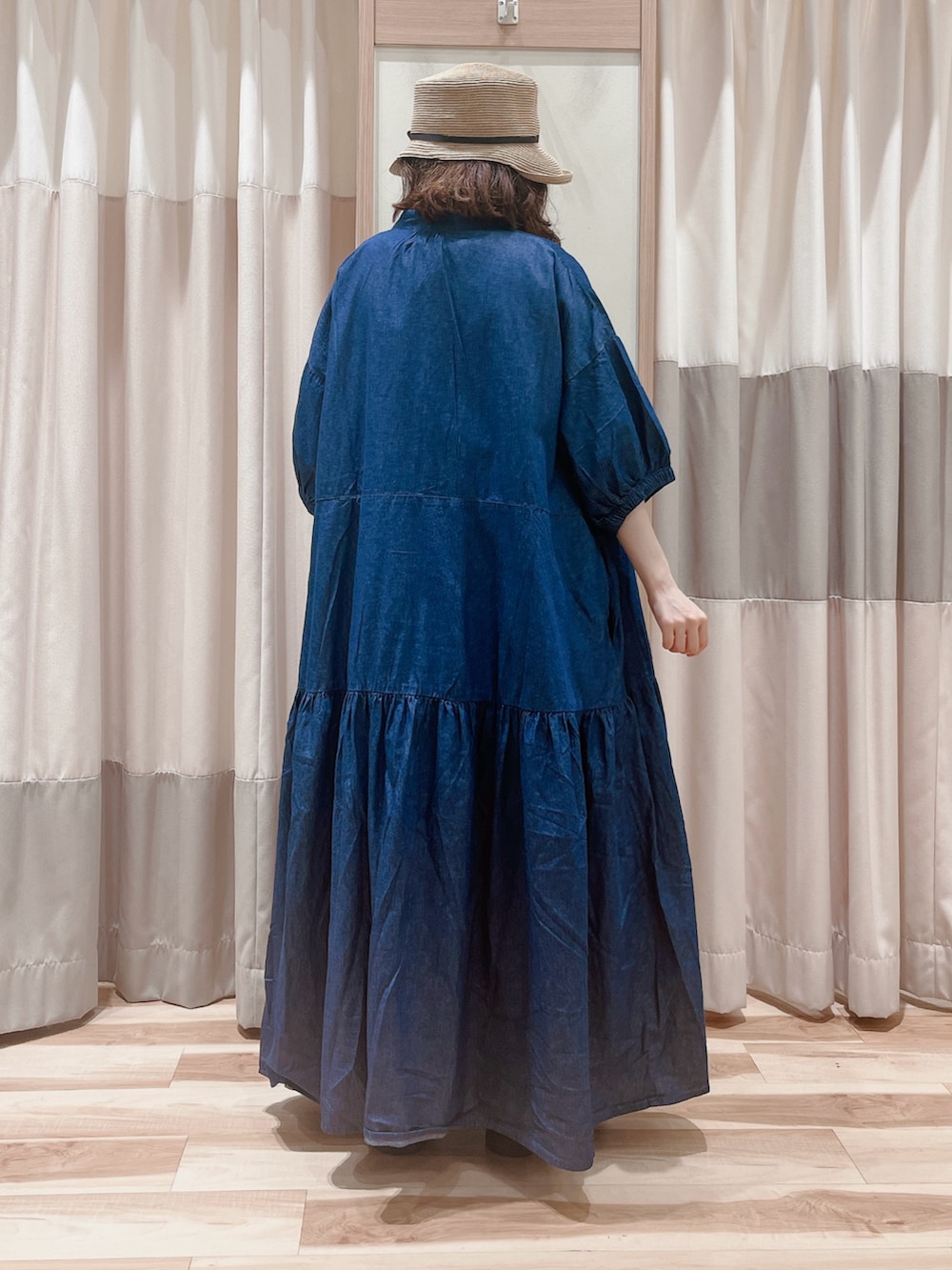 ブルー系のワンピース、ブラウン系のワンピース、ブラック系のサンダルを着用したレディースの夏コーディネートの2枚目の写真