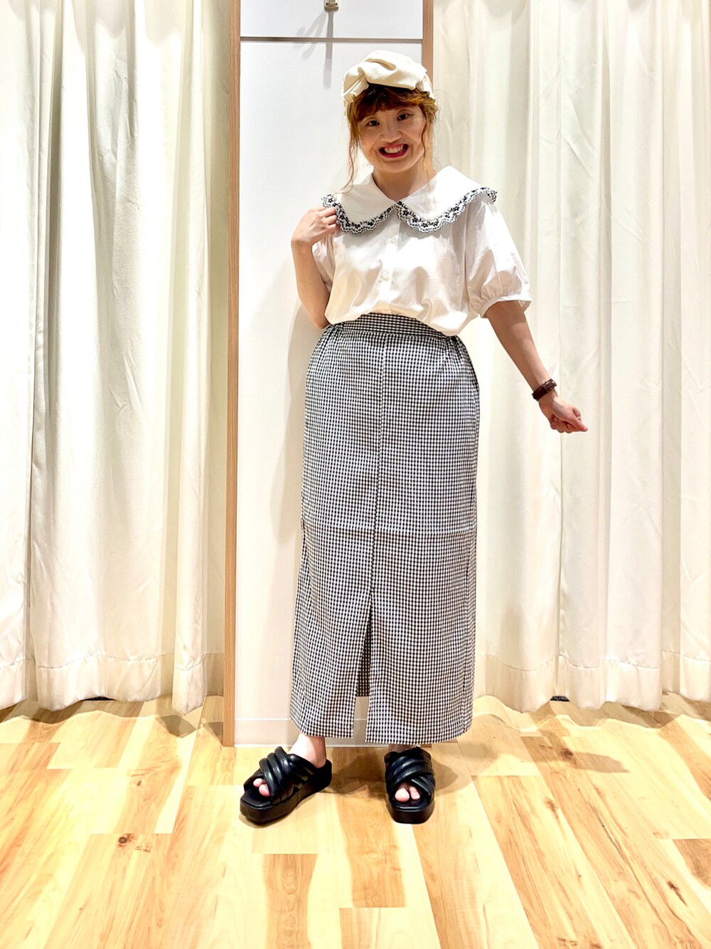 ホワイト系のシャツ/ブラウス、ブラック系のスカート、ブラック系のショルダーバッグを着用したレディースの夏コーディネートの3枚目の写真