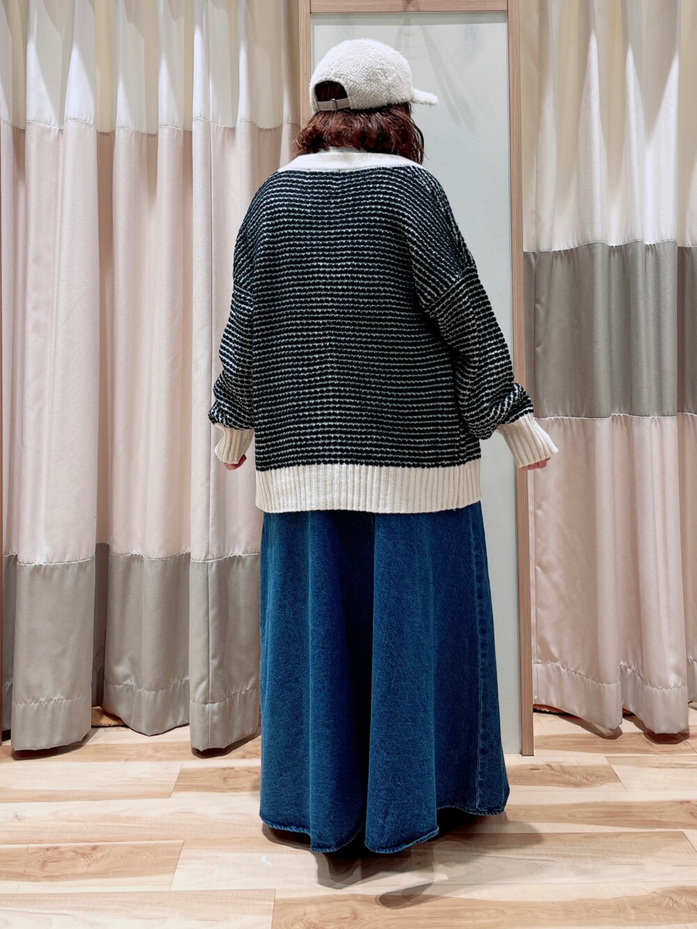 ブルー系のワンピース、ブラック系のカーディガン/ボレロ、グレー系のTシャツ/カットソーを着用したレディースの秋コーディネートの2枚目の写真