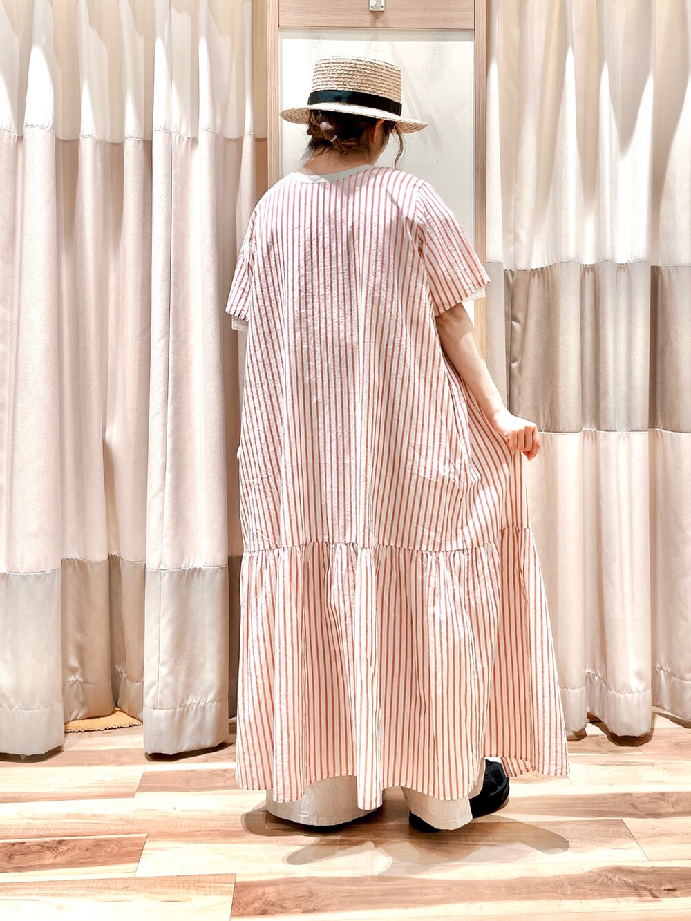 レッド系のワンピース、グレー系のサロペット/オーバーオール、ホワイト系のシャツ/ブラウスを着用したレディースの夏コーディネートの2枚目の写真