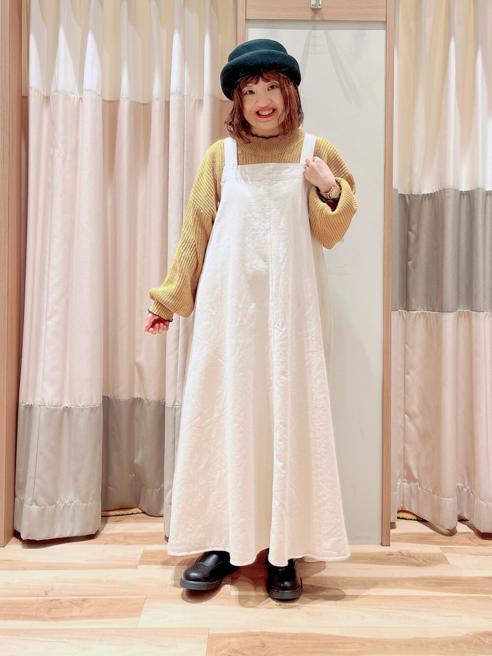 ブラック系のワンピース、ホワイト系のワンピース、イエロー系のニット/セーターを着用したレディースの秋コーディネートの3枚目の写真