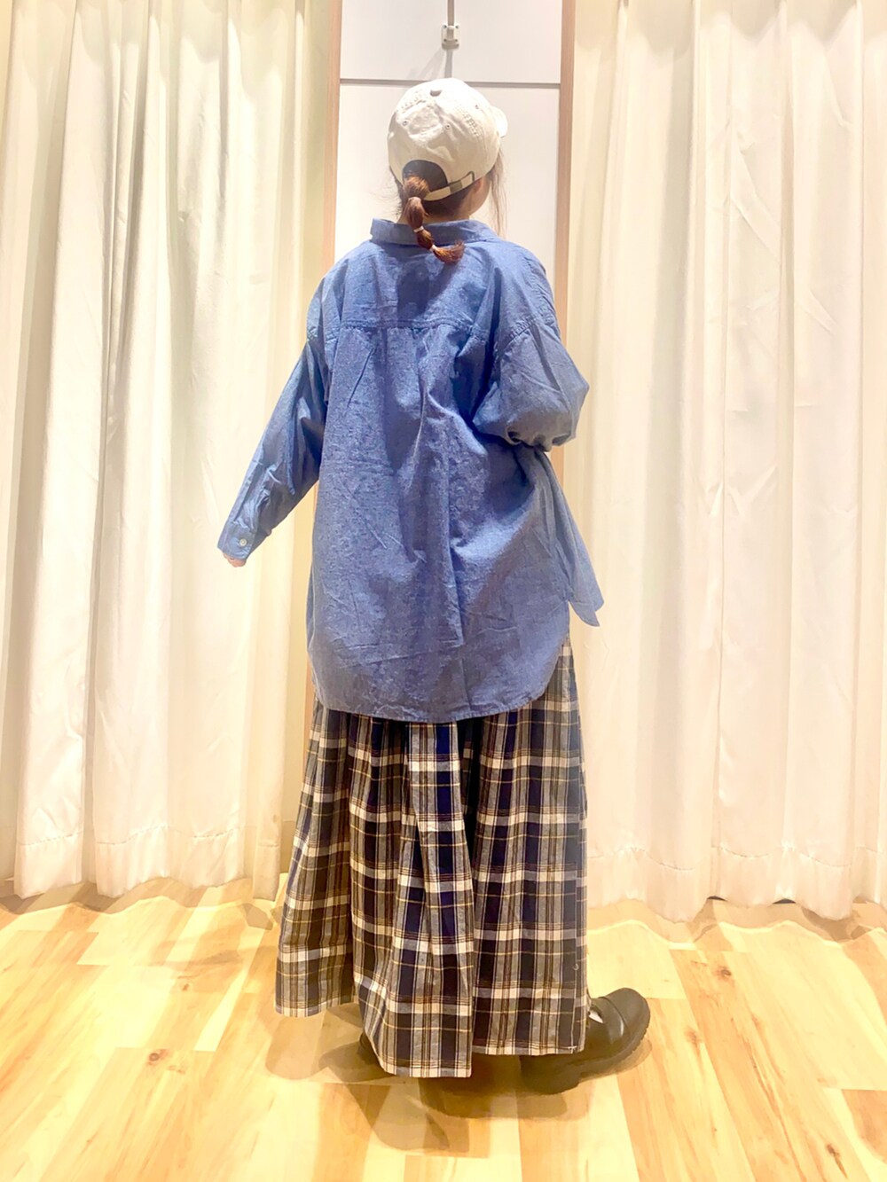 ホワイト系のTシャツ/カットソー、ブルー系のシャツ/ブラウス、ブルー系のスカートを着用したレディースの春コーディネートの2枚目の写真