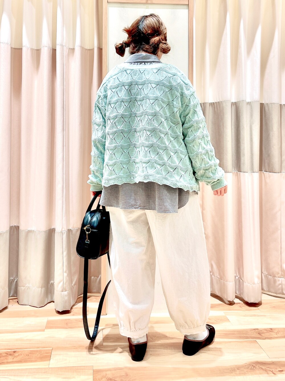 ブラック系のシャツ/ブラウス、グリーン系のカーディガン/ボレロ、ホワイト系のその他パンツを着用したレディースの春コーディネートの2枚目の写真