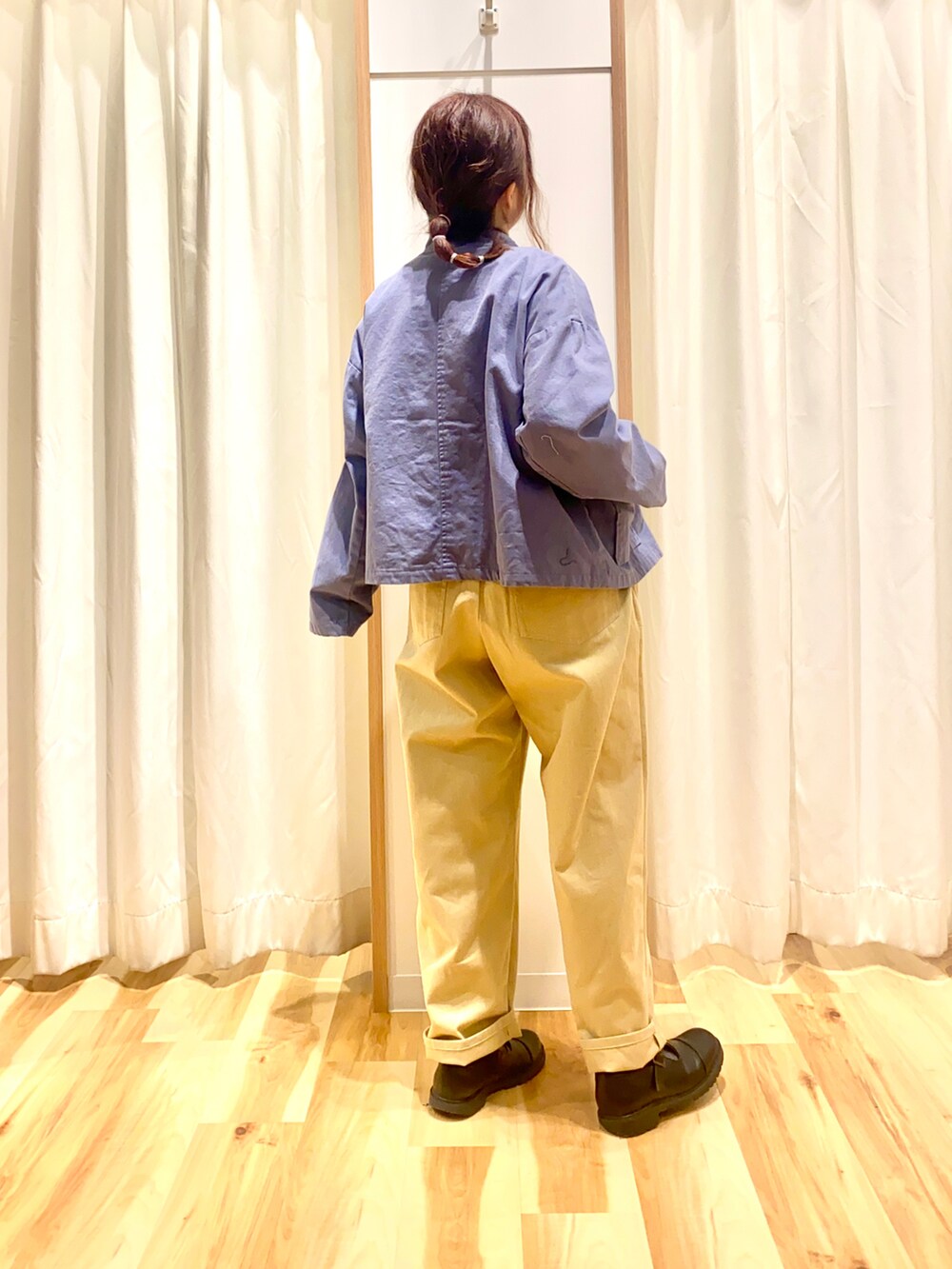 パープル系のその他アウター、ベージュ系のTシャツ/カットソー、ベージュ系のその他パンツを着用したレディースの冬コーディネートの2枚目の写真