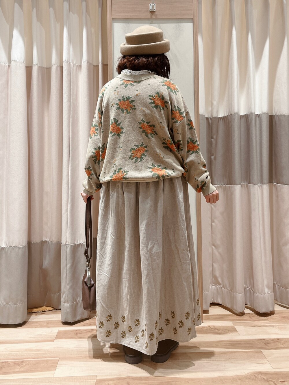 ベージュ系のカーディガン/ボレロ、イエロー系のTシャツ/カットソー、ベージュ系のスカートを着用したレディースの秋コーディネートの2枚目の写真