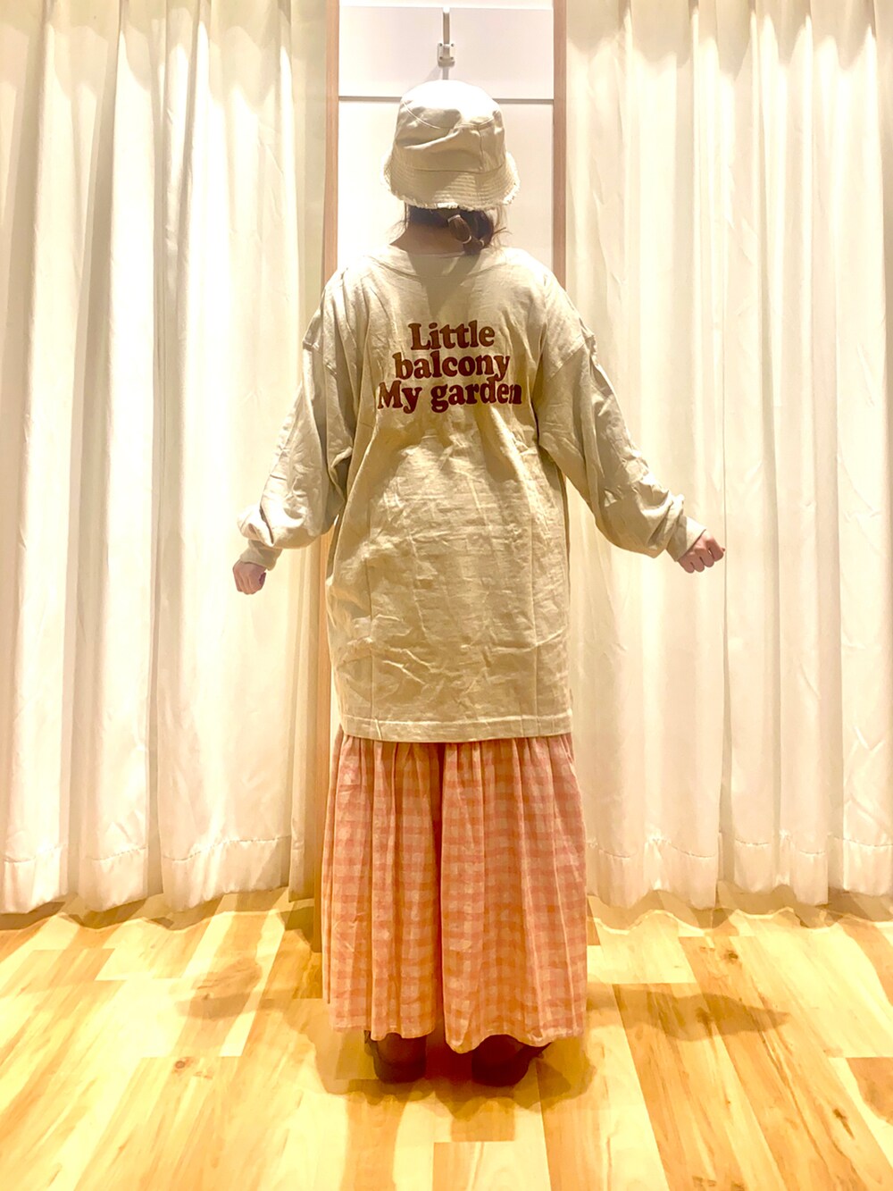 ホワイト系のベスト、ベージュ系のTシャツ/カットソー、ピンク系のスカートを着用したレディースの春コーディネートの4枚目の写真