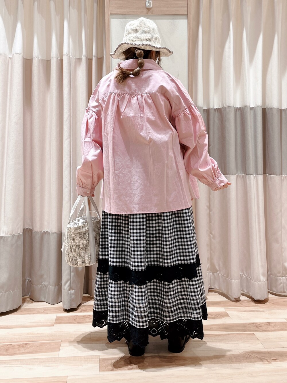 ホワイト系のTシャツ/カットソー、ピンク系のシャツ/ブラウス、グレー系のスカートを着用したレディースの春コーディネートの2枚目の写真