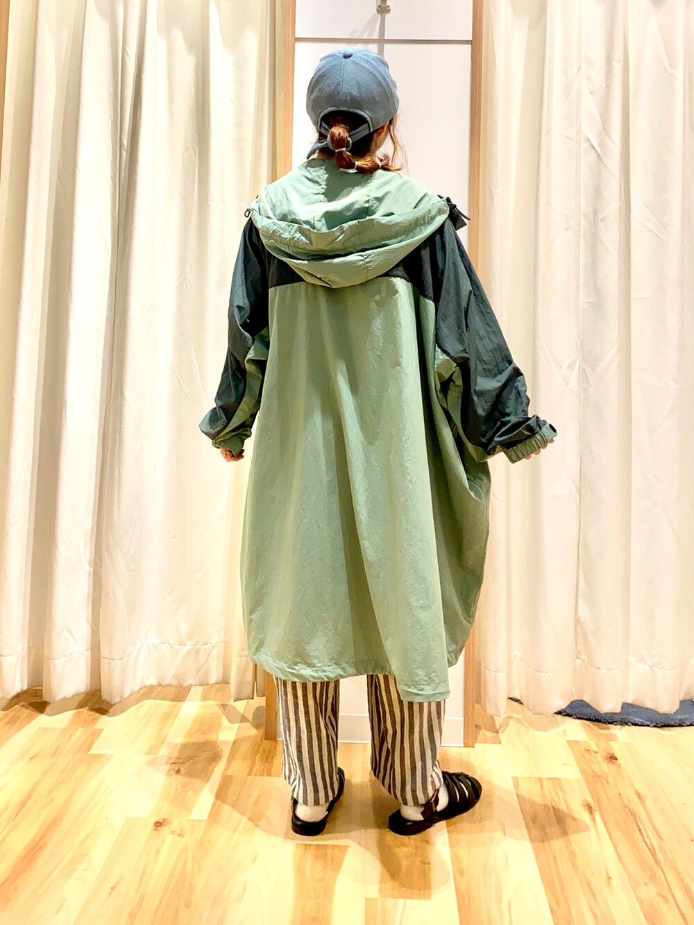 ブルー系のTシャツ/カットソー、ホワイト系のその他パンツ、ブラック系のサンダルを着用したレディースの春コーディネートの2枚目の写真