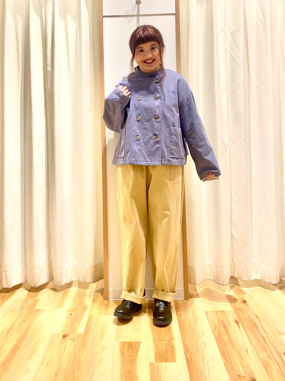 パープル系のその他アウター、ベージュ系のTシャツ/カットソー、ベージュ系のその他パンツを着用したレディースの冬コーディネートの3枚目の写真