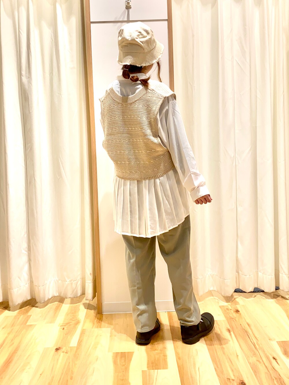 ホワイト系のシャツ/ブラウス、ホワイト系のベスト、グリーン系のその他パンツを着用したレディースの春コーディネートの2枚目の写真