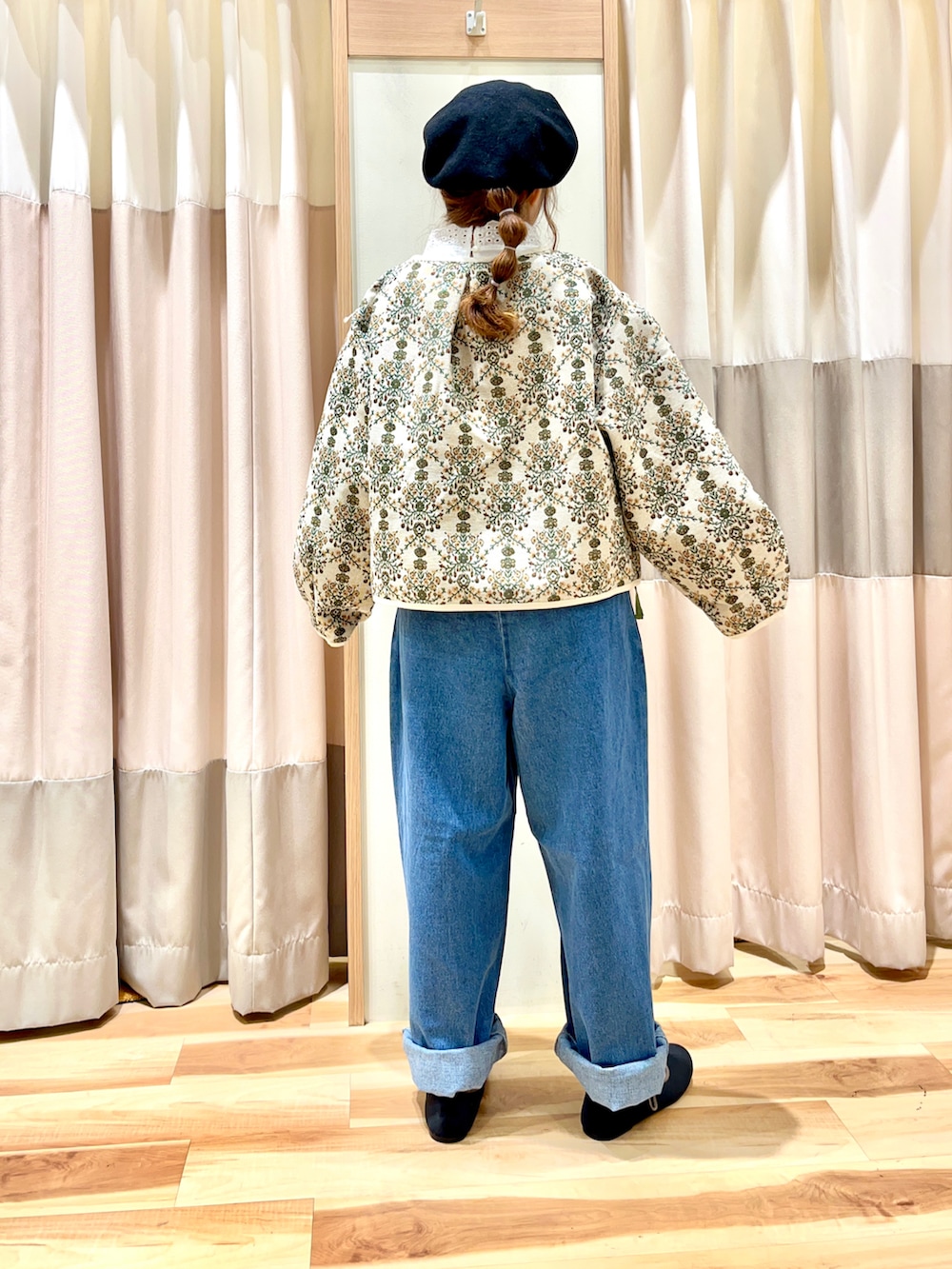 ベージュ系のノーカラージャケット、グリーン系のベスト、ホワイト系のTシャツ/カットソーを着用したレディースの秋コーディネートの2枚目の写真