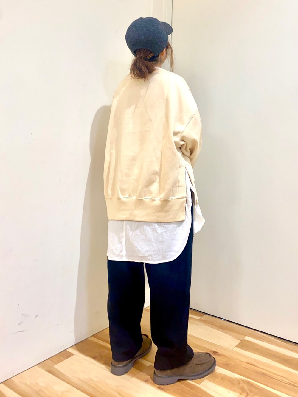 イエロー系のTシャツ/カットソー、ホワイト系のシャツ/ブラウス、ブラック系のその他パンツを着用したレディースの秋コーディネートの2枚目の写真