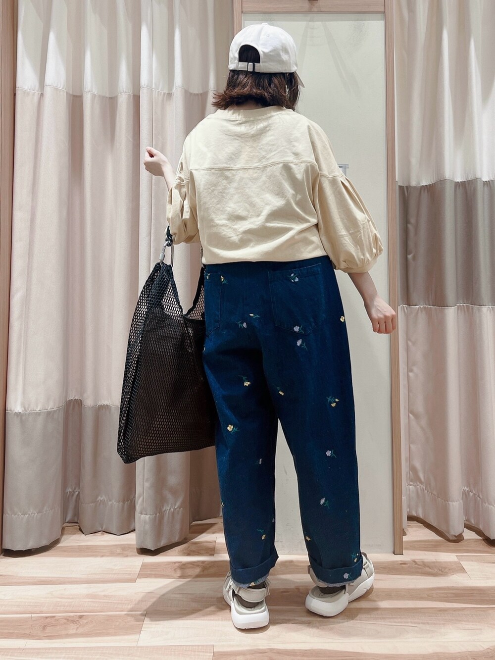 イエロー系のTシャツ/カットソー、ブルー系のその他パンツ、ブラック系のハンドバッグを着用したレディースの春コーディネートの2枚目の写真