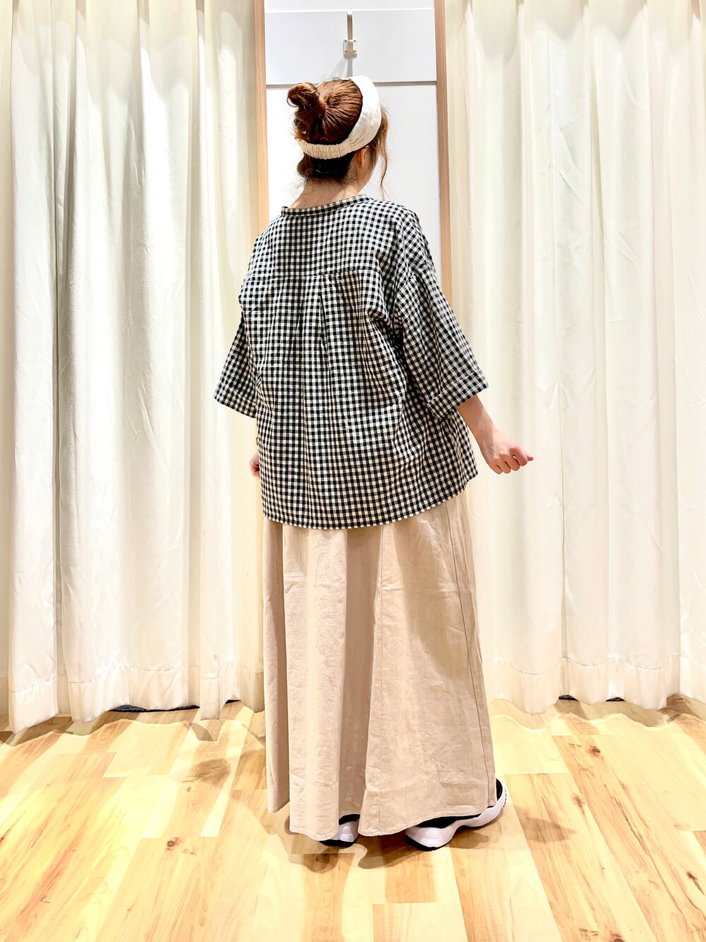 「夏コーデ、サマンサ モスモス(Samansa Mos2)、SM2、ナチュラルコーデ、ナチュラルガーリー、ノースリーブワンピース、ブラウス、ギンガムチェック、ダブルボタン、ラフ、スポーツサンダル、低身長、おしゃれさんと繋がりたい」｜「Samansa Mos2のダブル釦ブラウス（シャツ/ブラウス、ブラック系）」を使った、えりさん（レディース・150cm）の夏コーディネートの2枚目の写真