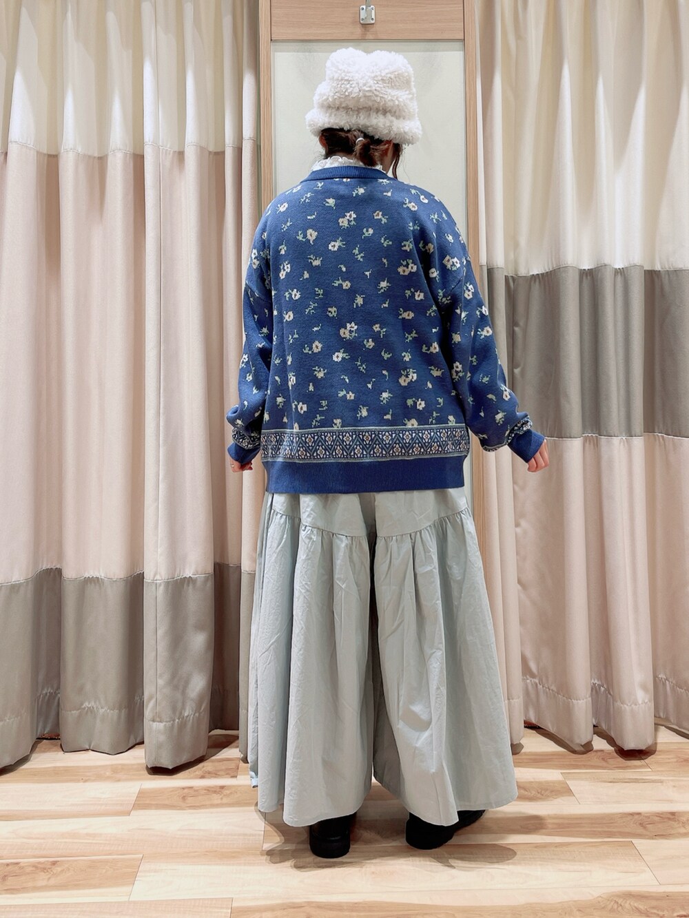 ブルー系のカーディガン/ボレロ、ホワイト系のTシャツ/カットソー、グレー系のその他パンツを着用したレディースの冬コーディネートの2枚目の写真