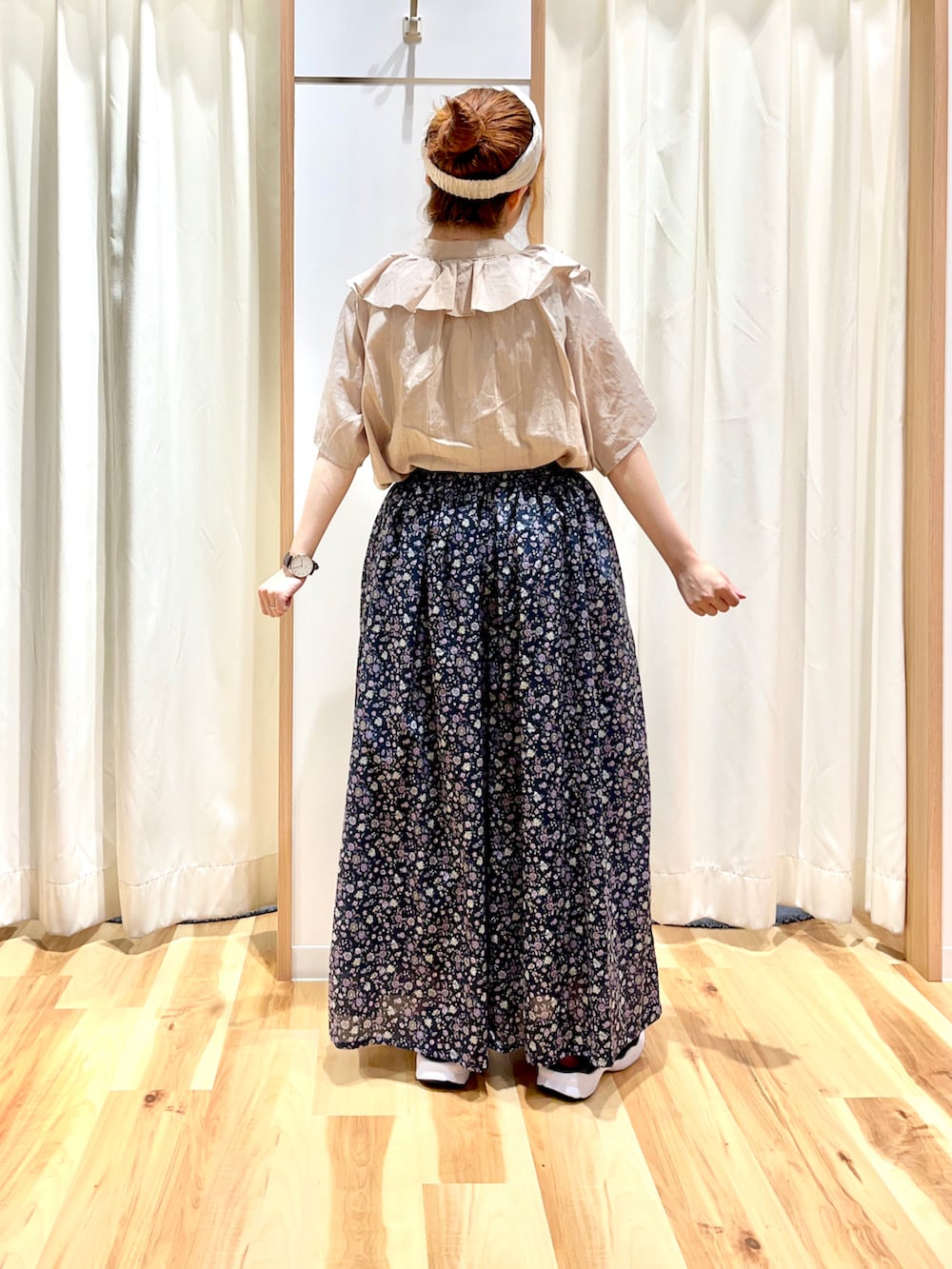 ベージュ系のシャツ/ブラウス、ブルー系のその他パンツ、ブラック系のサンダルを着用したレディースの夏コーディネートの2枚目の写真