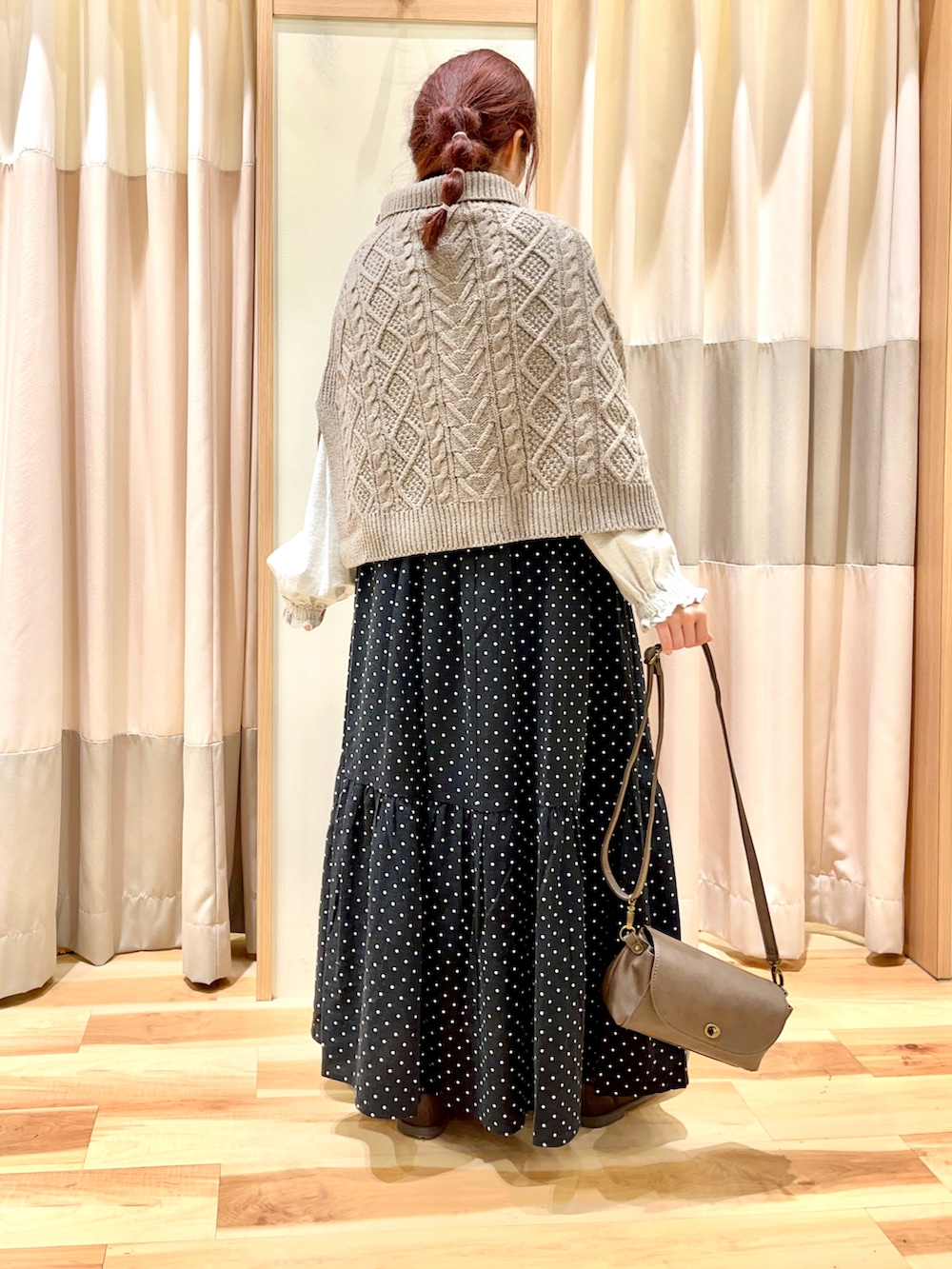 ホワイト系のシャツ/ブラウス、ブラック系のスカート、ブラウン系のショルダーバッグを着用したレディースの秋コーディネートの2枚目の写真