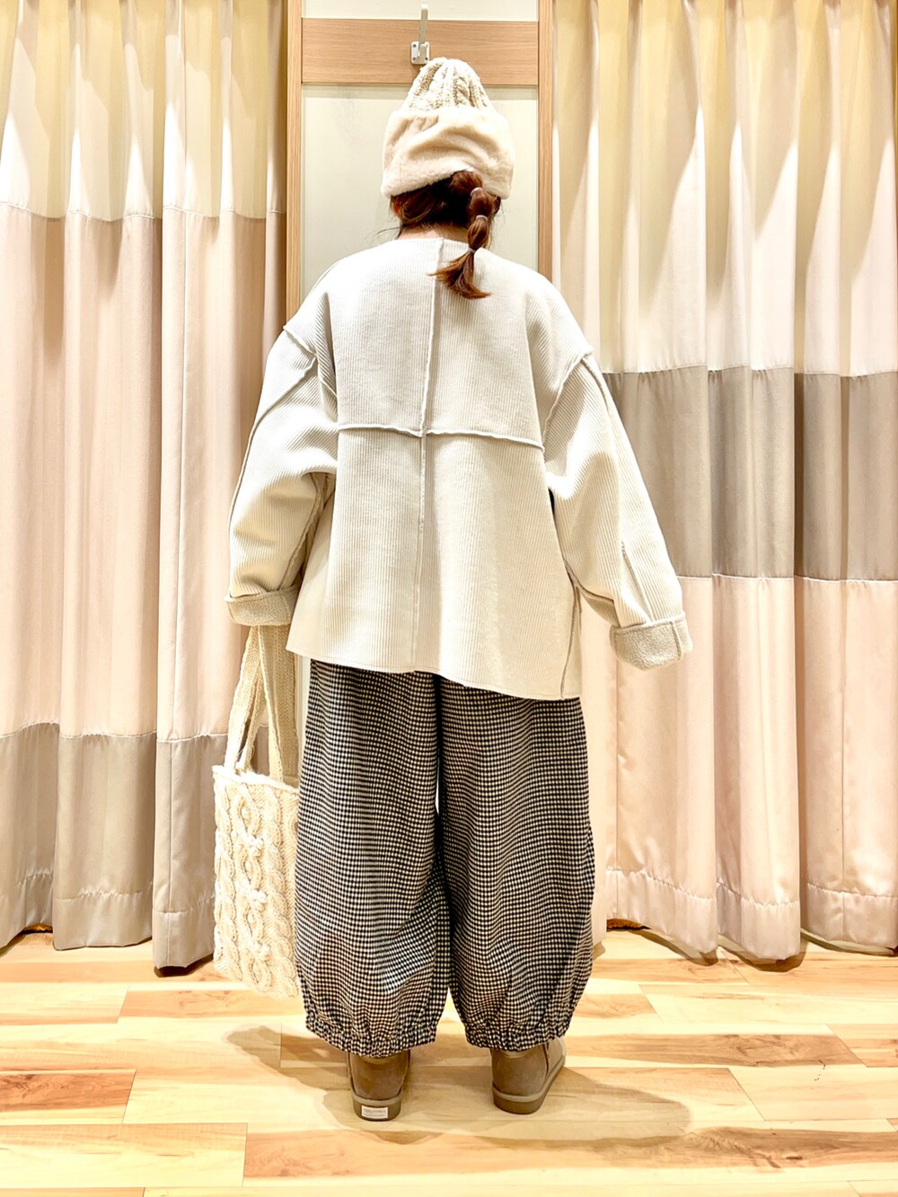 ホワイト系のその他アウター、イエロー系のシャツ/ブラウス、ホワイト系のその他パンツを着用したレディースの冬コーディネートの2枚目の写真