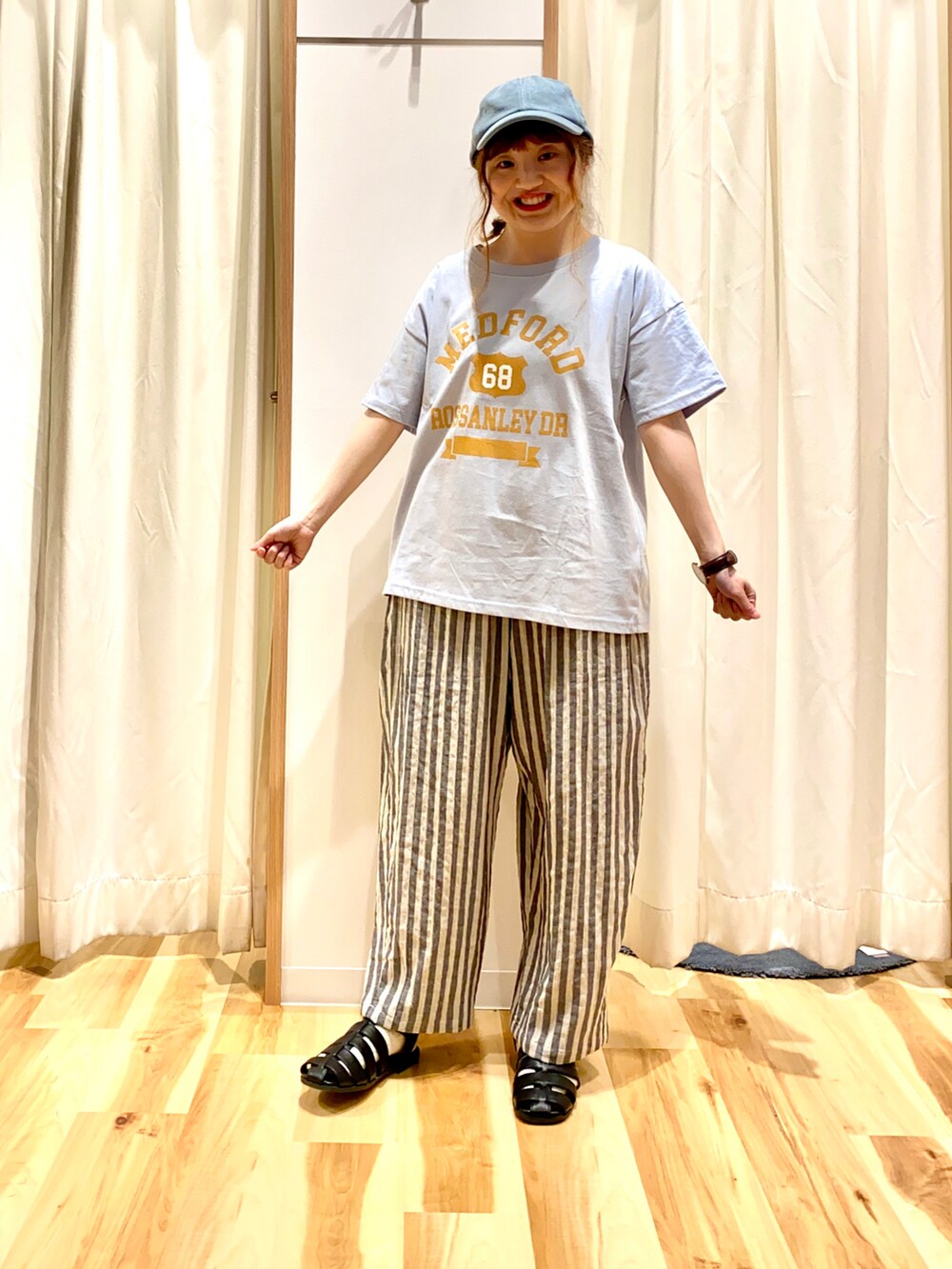 ブルー系のTシャツ/カットソー、ホワイト系のその他パンツ、ブラック系のサンダルを着用したレディースの春コーディネートの3枚目の写真