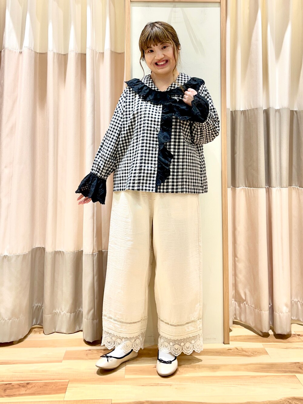 グレー系のシャツ/ブラウス、ホワイト系のその他アウター、ホワイト系のその他パンツを着用したレディースの春コーディネートの3枚目の写真