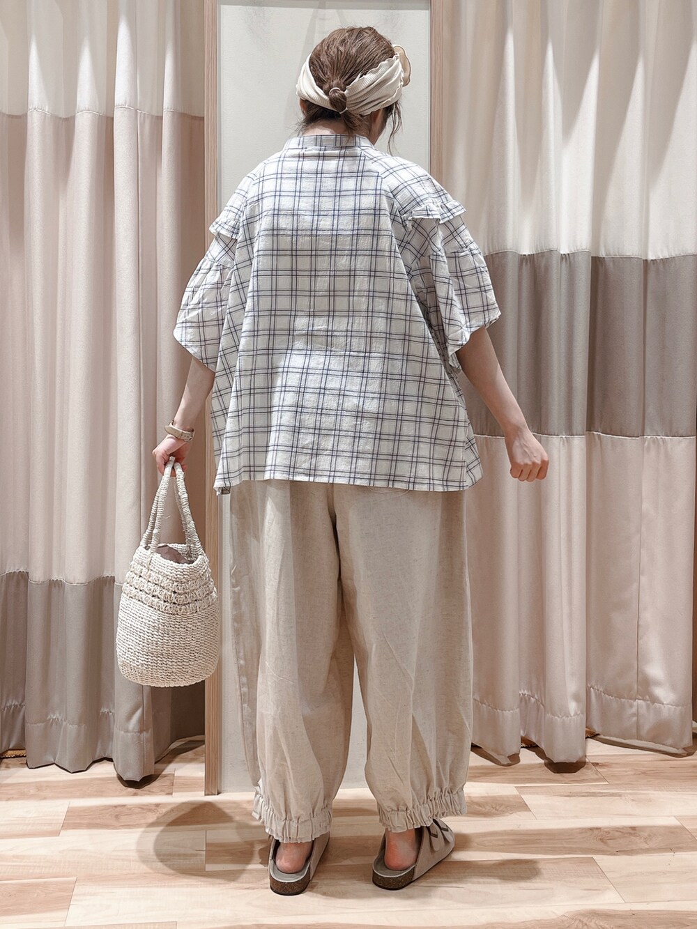 ホワイト系のシャツ/ブラウス、ホワイト系のその他パンツ、ホワイト系のハンドバッグを着用したレディースの夏コーディネートの2枚目の写真