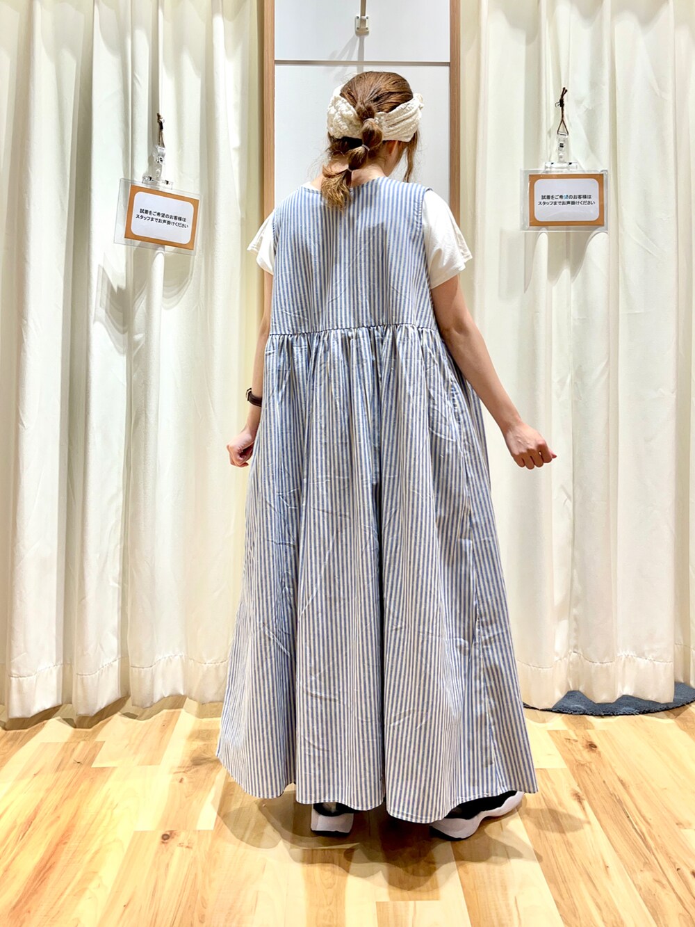 ホワイト系のTシャツ/カットソー、ブルー系のワンピース、ブラック系のスカートを着用したレディースの夏コーディネートの2枚目の写真