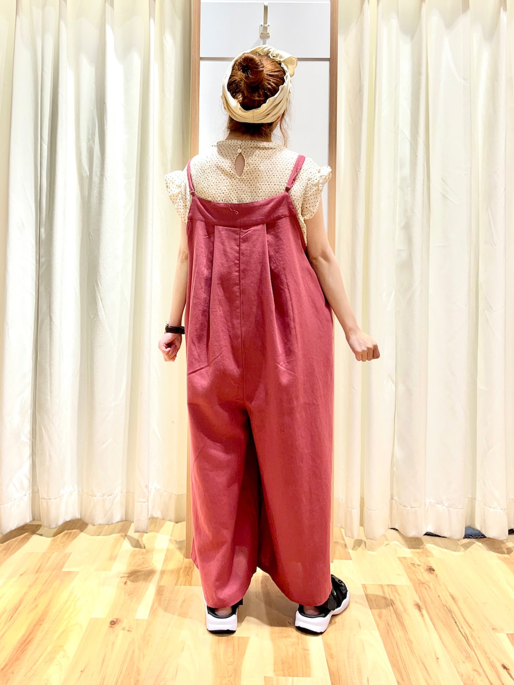 ピンク系のサロペット/オーバーオール、ホワイト系のシャツ/ブラウス、ブラック系のサンダルを着用したレディースの夏コーディネートの2枚目の写真