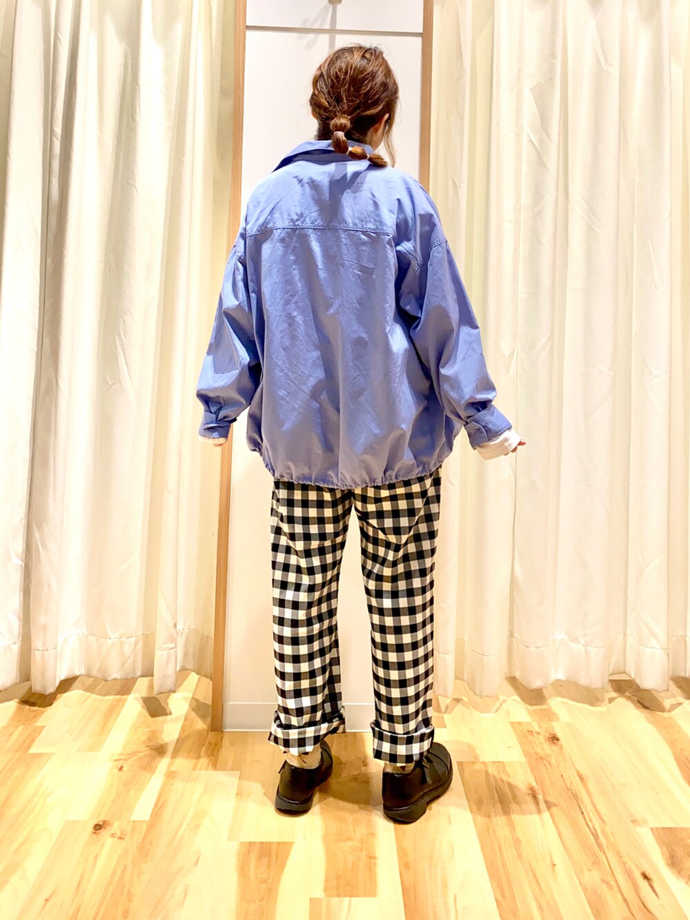 ホワイト系のTシャツ/カットソー、ブルー系のブルゾン、ブラック系のその他パンツを着用したレディースの春コーディネートの2枚目の写真