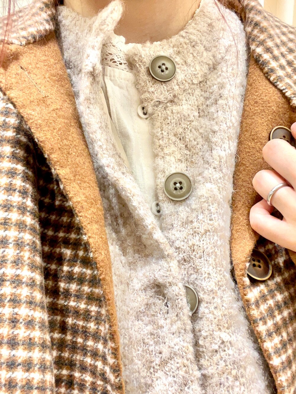 オレンジ系のその他アウター、ベージュ系のカーディガン/ボレロ、ホワイト系のシャツ/ブラウスを着用したレディースの秋コーディネートの3枚目の写真